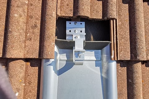 Dachhaken mit Dichtprofil auf einem Blechziegel