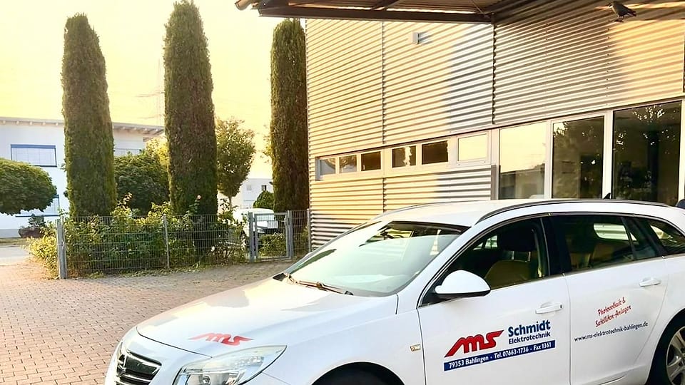 Firmengebäude der MS Elektrotechnik UG in Bahlingen mit Servicefahrzeug