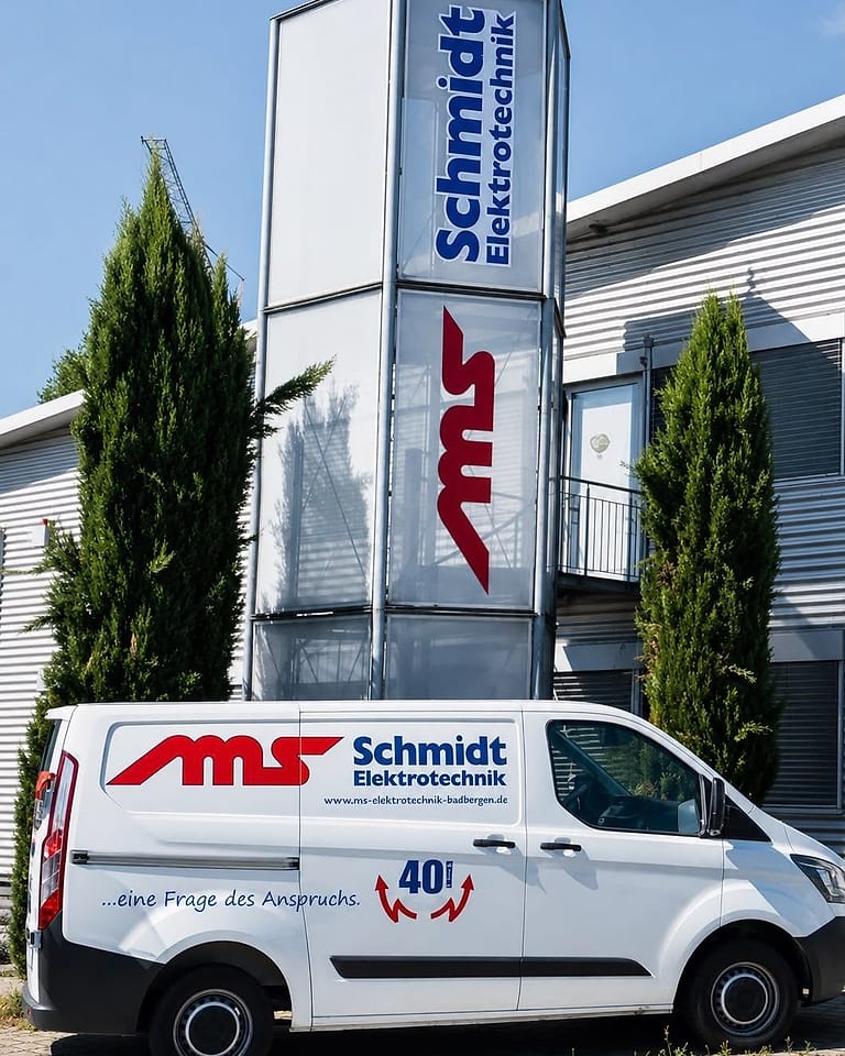 Firmensitz der MS Elektrotechnik UG mit beleuchtetem Firmenzeichen und Servicefahrzeug