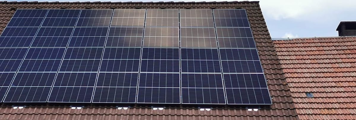Fertig montierte Photovoltaikanlage aus 28 Modulen auf einem Ziegeldach