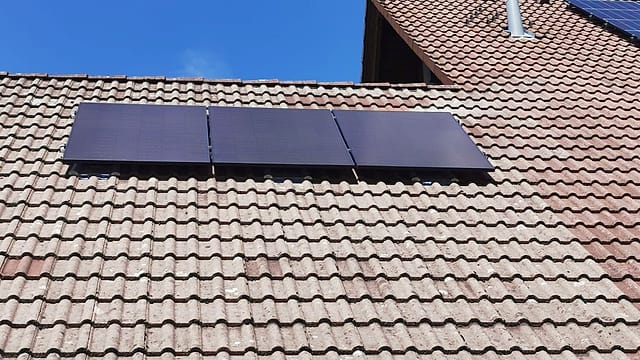 Gesamtansicht des Dachs mit den drei Modulen des Balkonkraftwerks