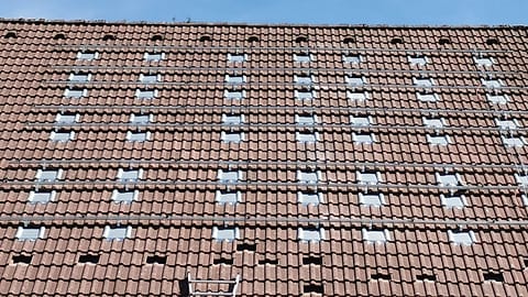 Frontale Ansicht der ausgerichteten Schienenreihen