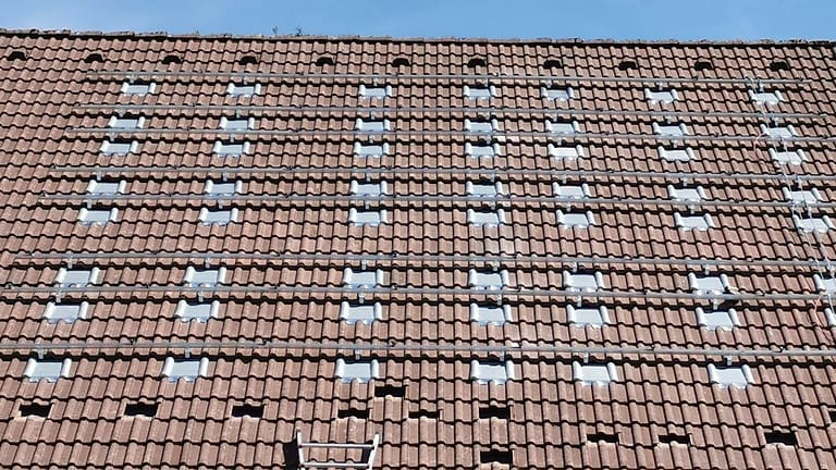 Dachhakenraster mit montierten Aluschienen auf dem noch modulfreien Ziegeldach