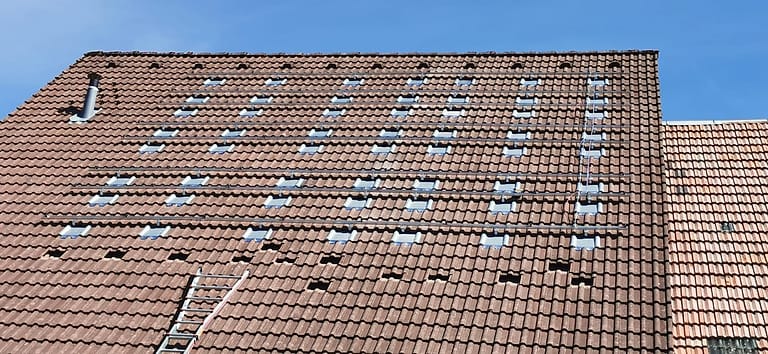 Dachhakenraster mit Schienen auf dem Ziegeldach, Blick von unten