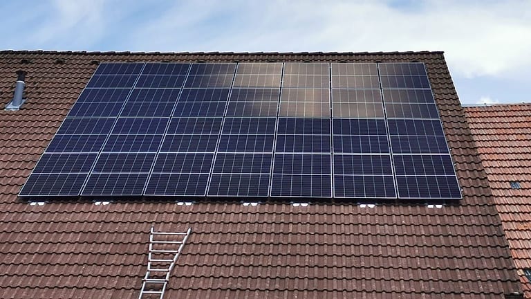 Photovoltaikanlage mit 28 Modulen in vier Reihen auf einem großen Ziegeldach