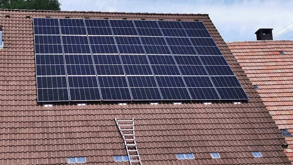 Fertige Photovoltaikanlage mit 28 Modulen auf einem großen Ziegeldach