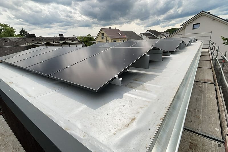 Aufgeständerte Photovoltaikanlage mit 15 Grad Neigung auf einem Flachdach in Umkirch