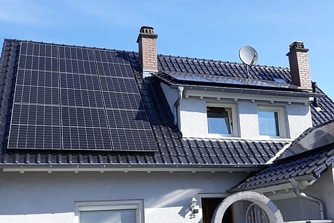 Einfamilienhaus in Herbolzheim mit anthrazitfarbenem Ziegeldach und schwarzen Photovoltaikmodulen