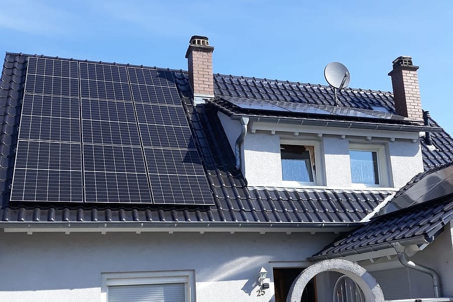 Einfamilienhaus in Herbolzheim mit anthrazitfarbenem Ziegeldach und schwarzen Photovoltaikmodulen