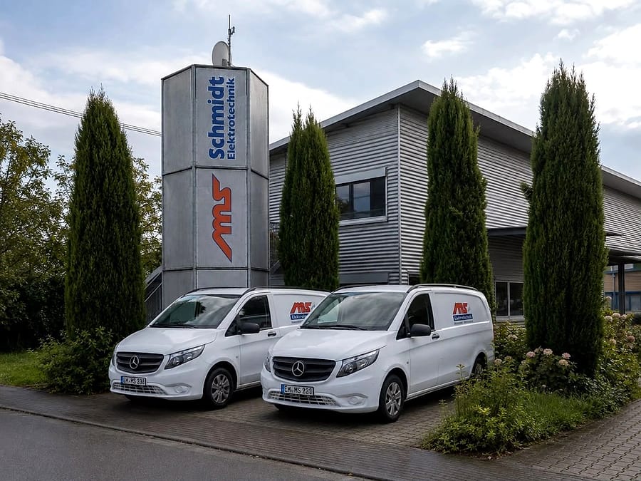 Firmensitz der MS Elektrotechnik UG in Bahlingen: Betriebsgebäude mit dem markanten Turm und zwei Servicefahrzeugen davor